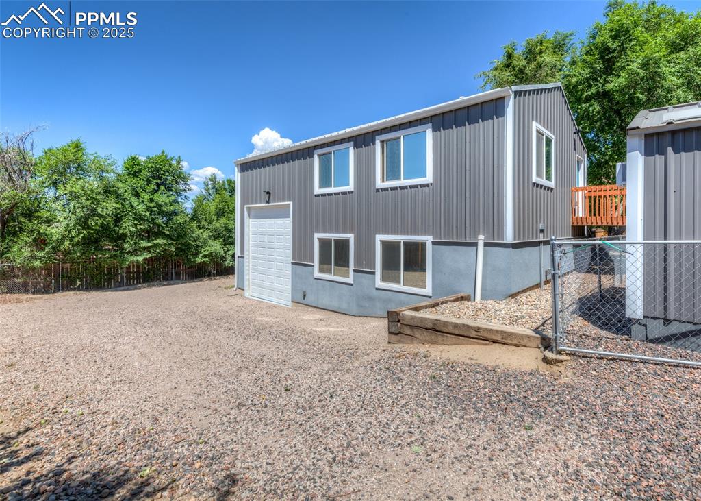 Image 38 of 46: Garage