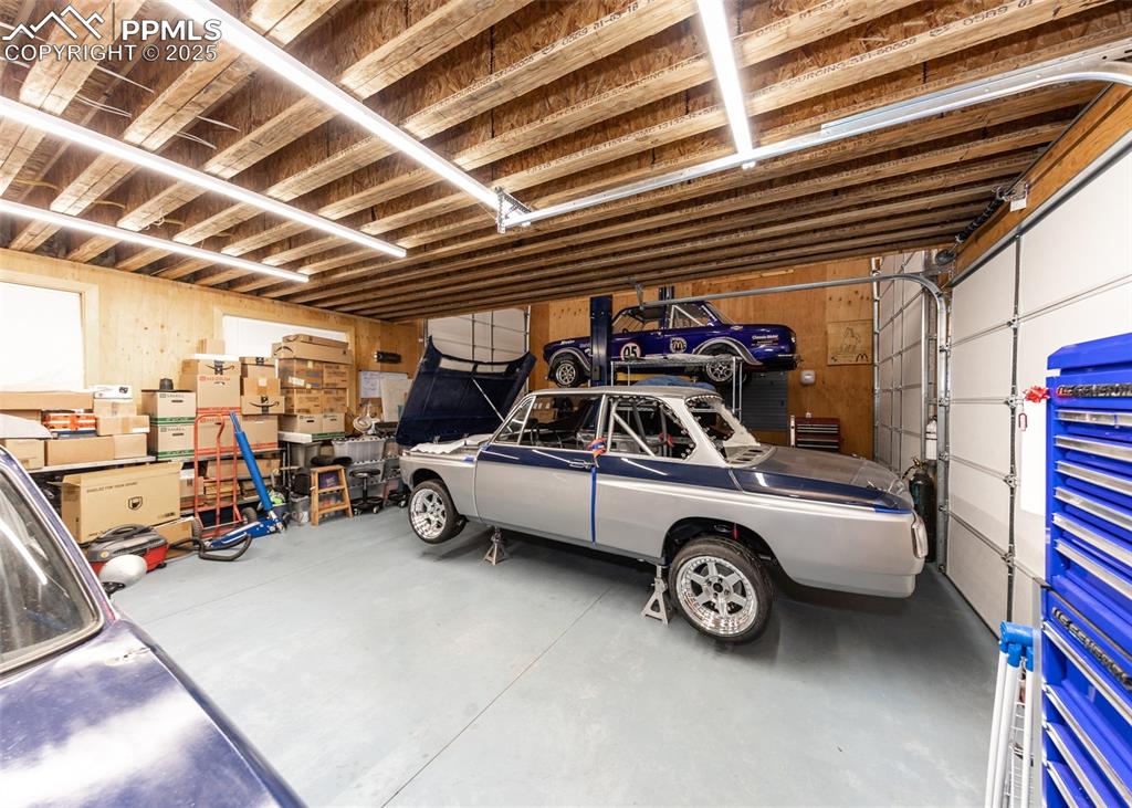 Image 39 of 46: Garage