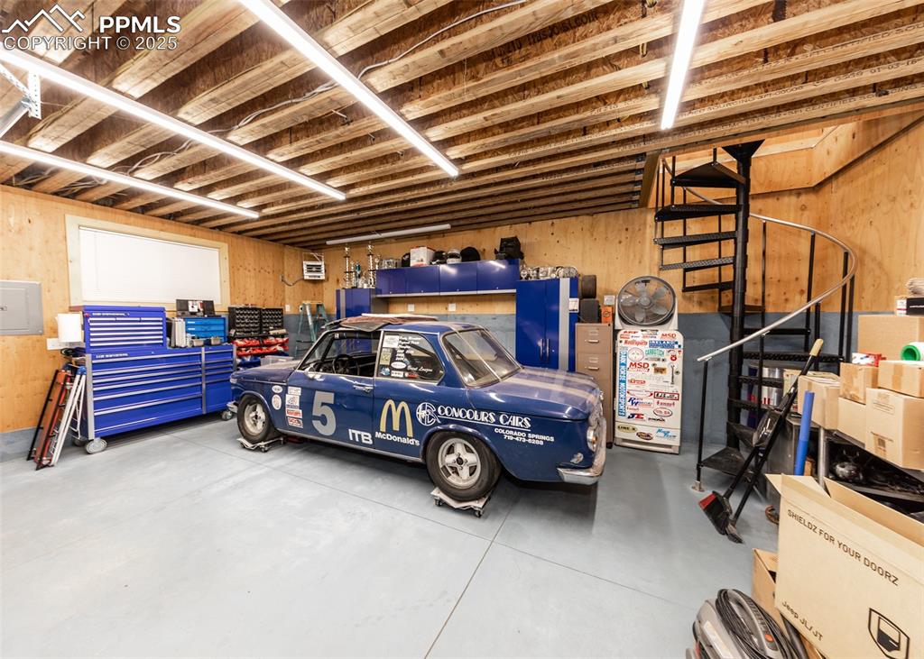 Image 40 of 46: Garage