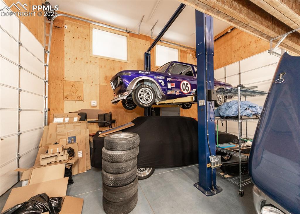 Image 41 of 46: Lift in detacheed garage