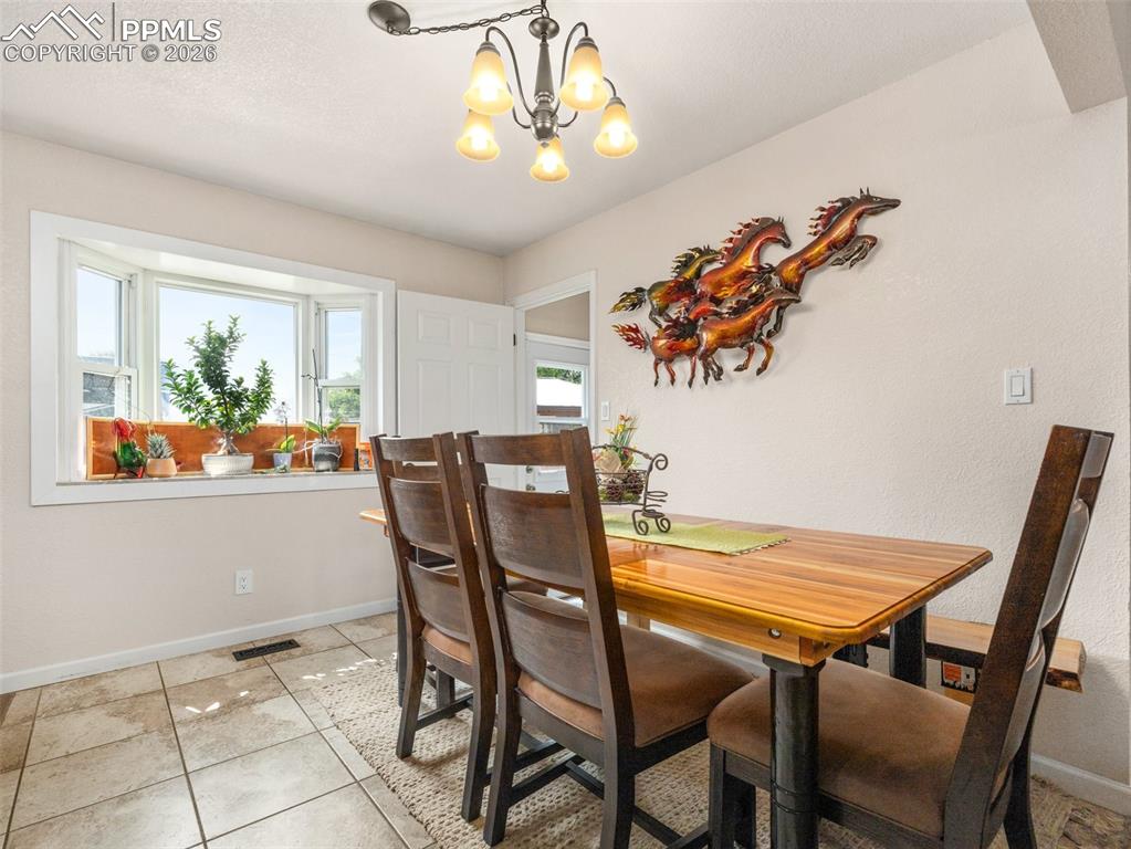 Image 10 of 50: Dining Area