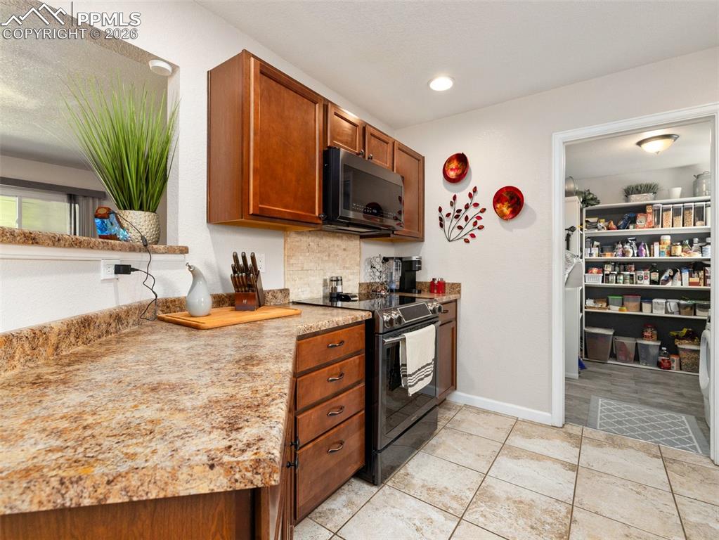 Image 12 of 50: Kitchen