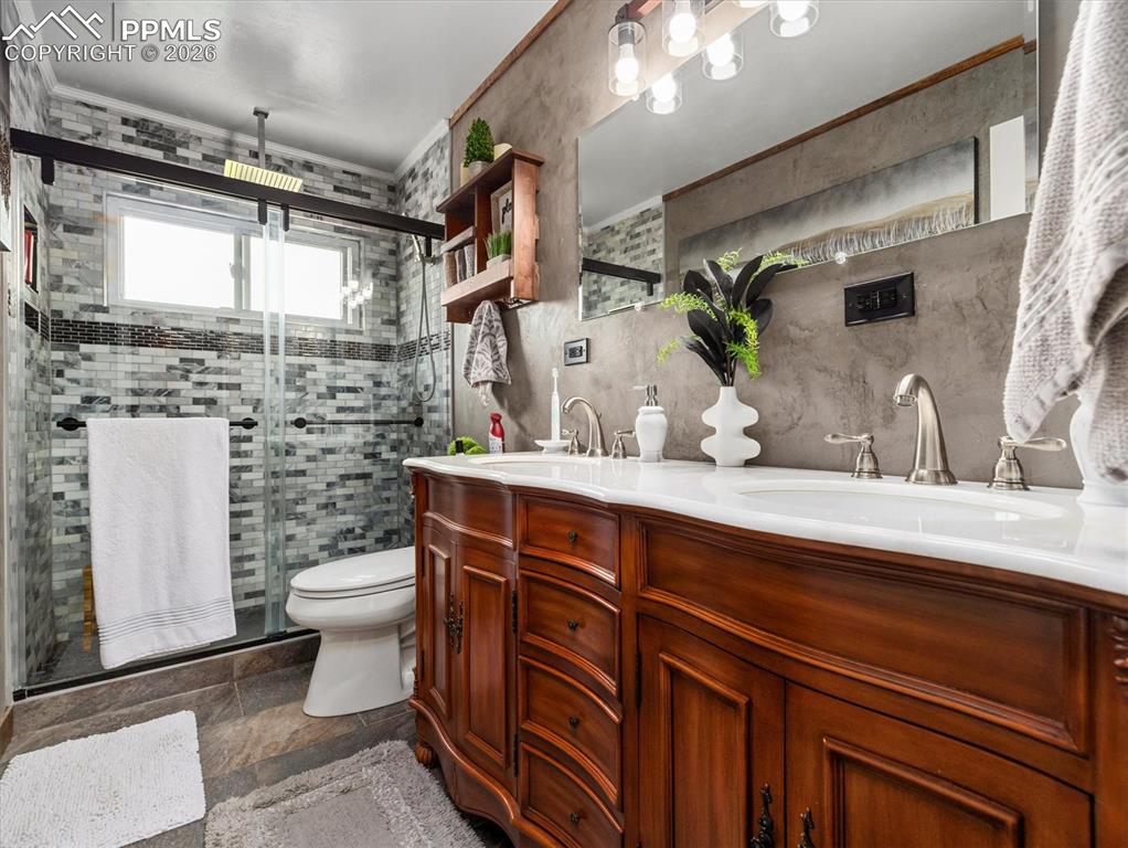 Image 20 of 50: Main floor guest bathroom