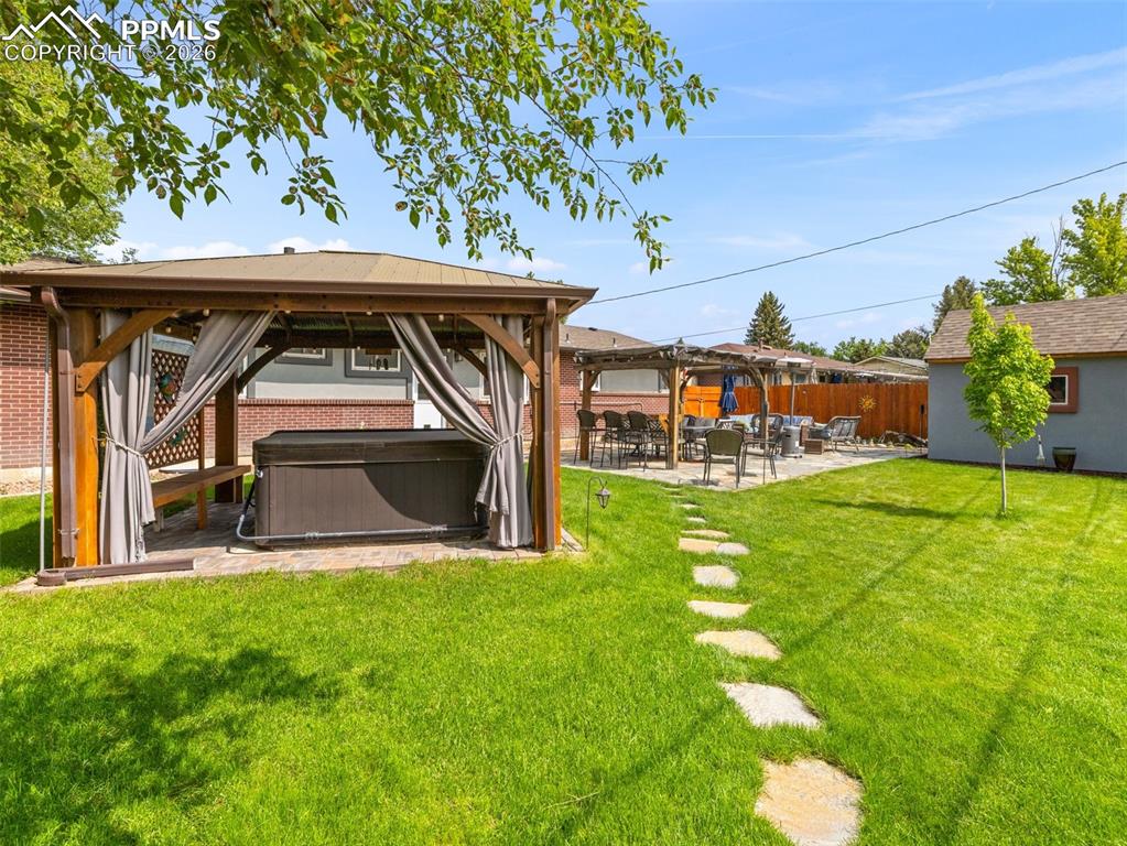 Image 36 of 50: Yard