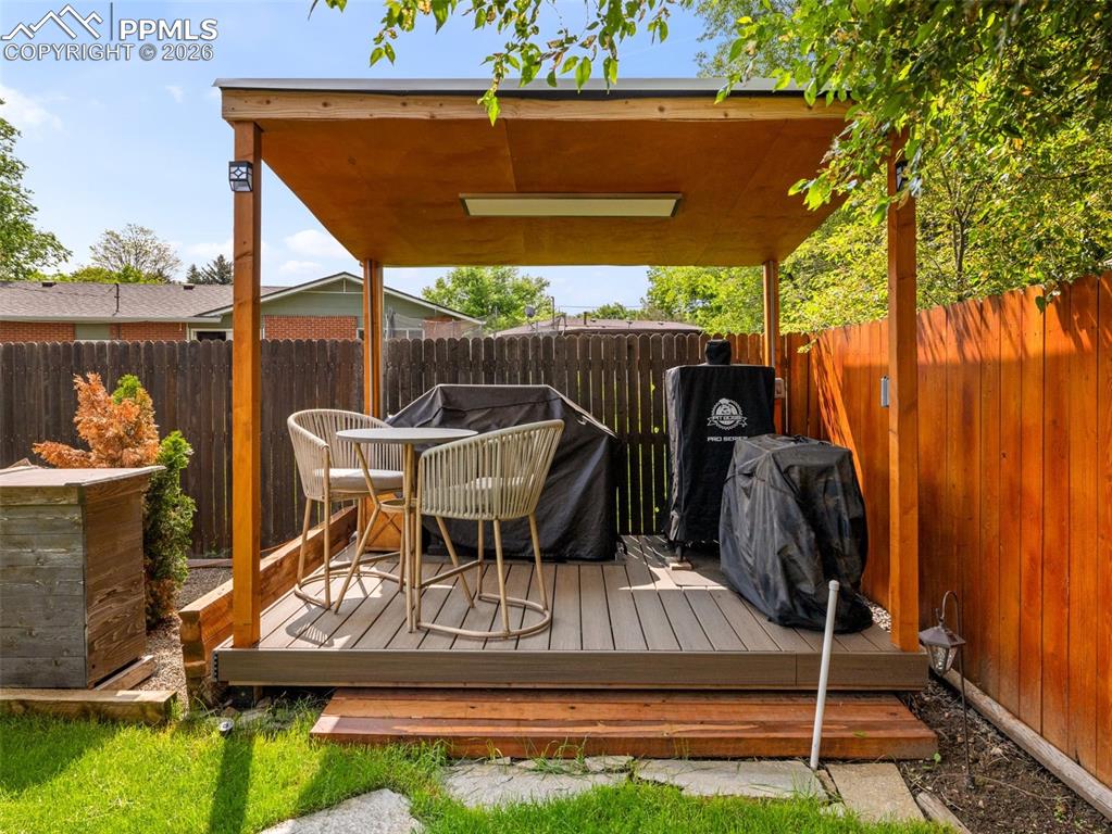 Image 37 of 50: Grill-zebo with power