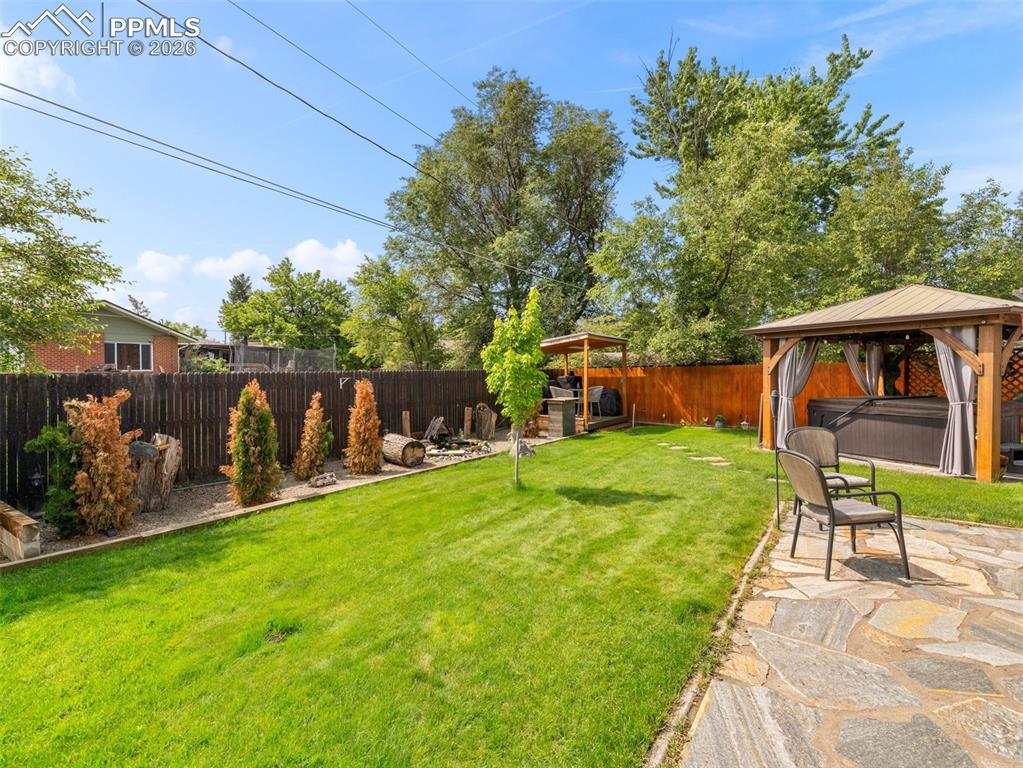 Image 41 of 50: Yard