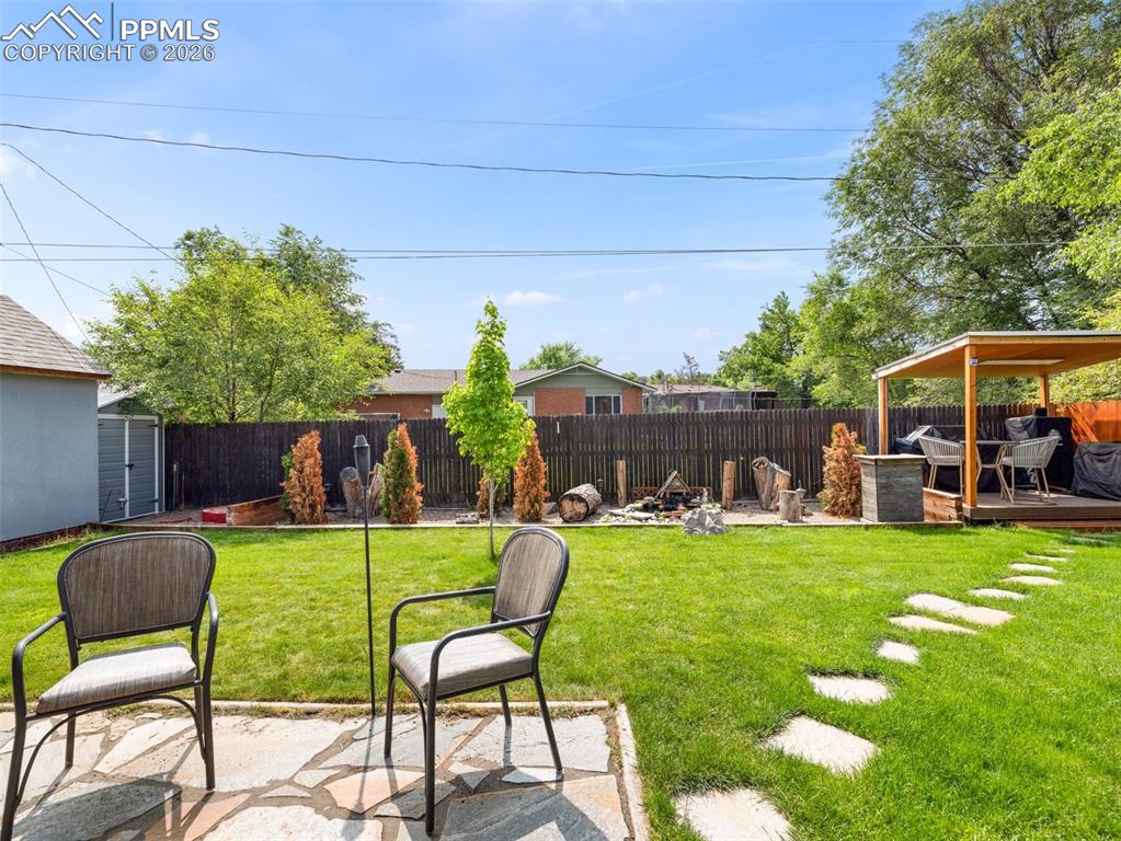 Image 47 of 50: Yard