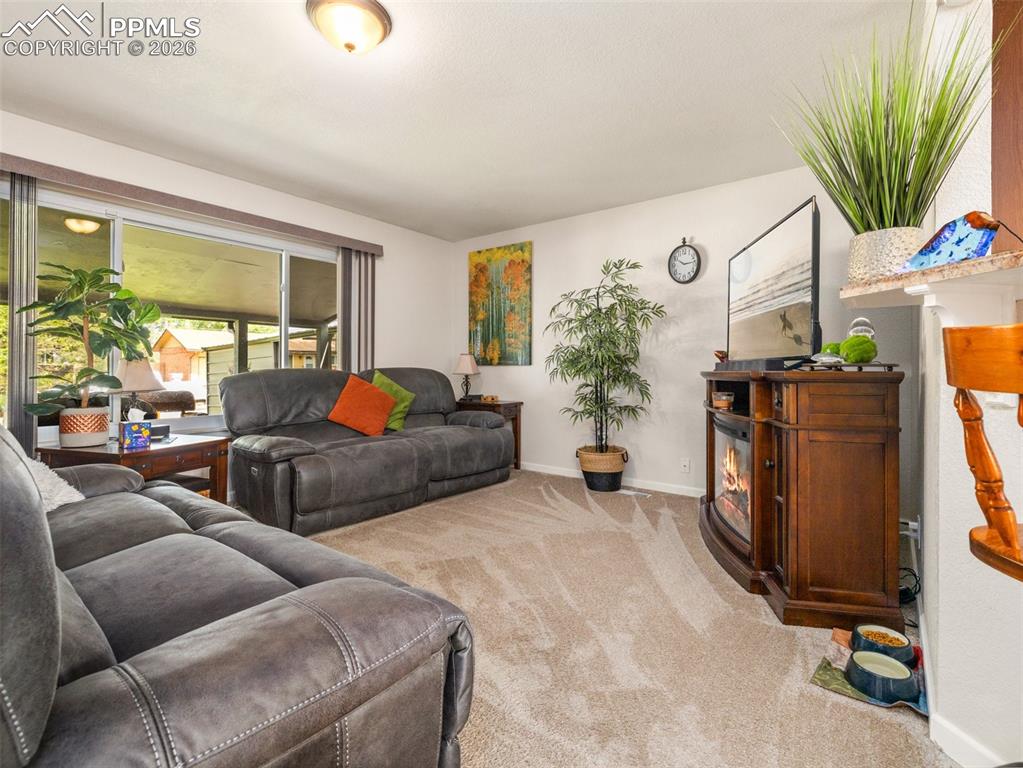 Image 6 of 50: Living Room