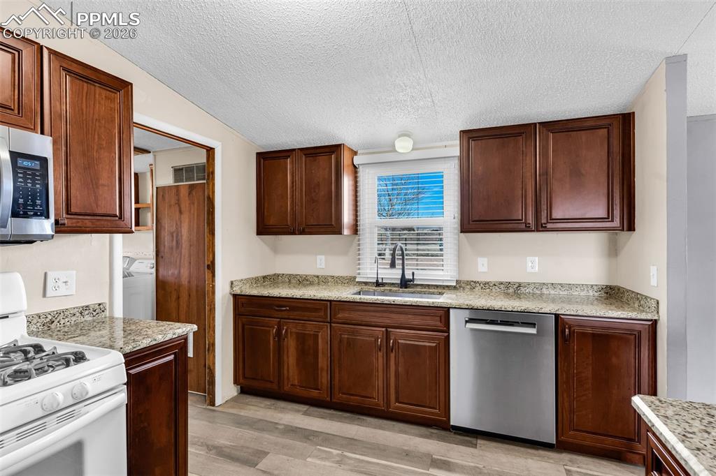 Image 15 of 48: Kitchen