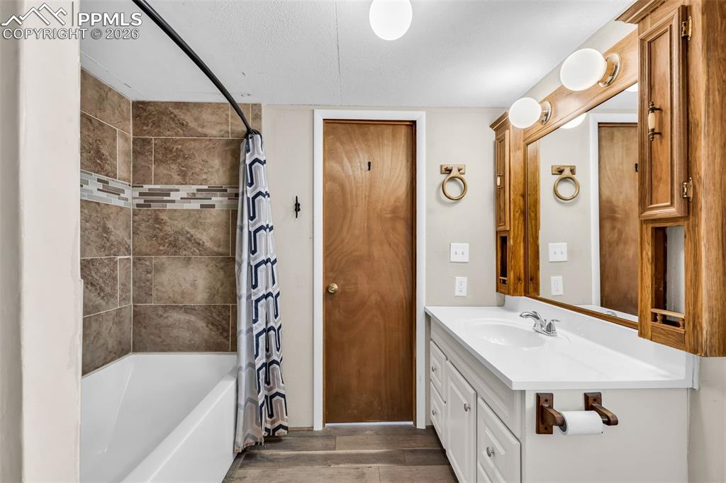 Image 30 of 48: Bathroom