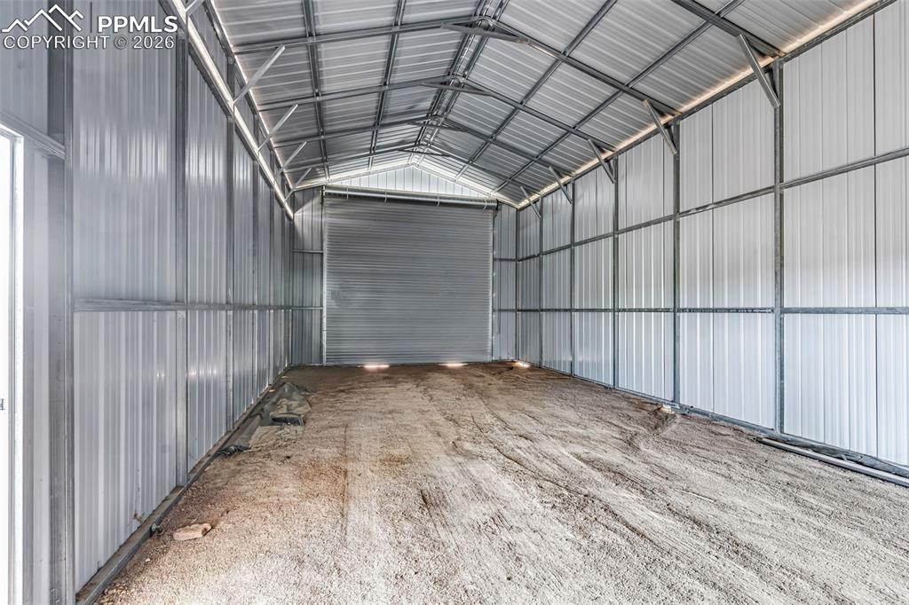 Image 40 of 48: Garage