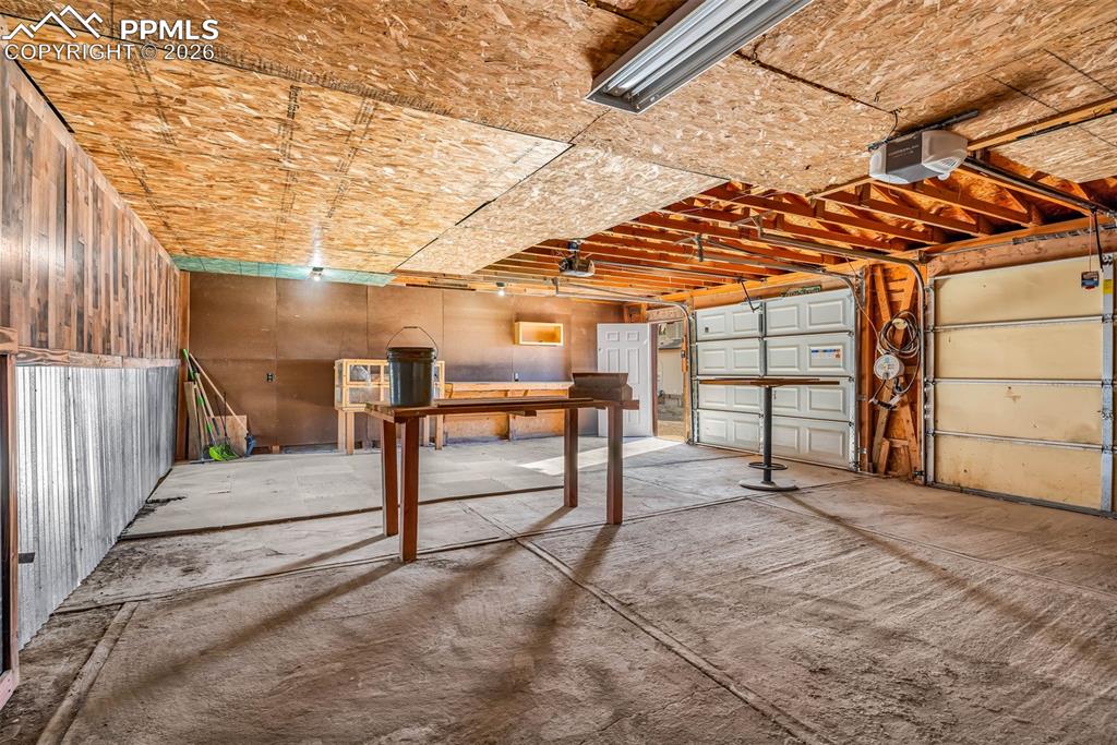 Image 43 of 48: Garage