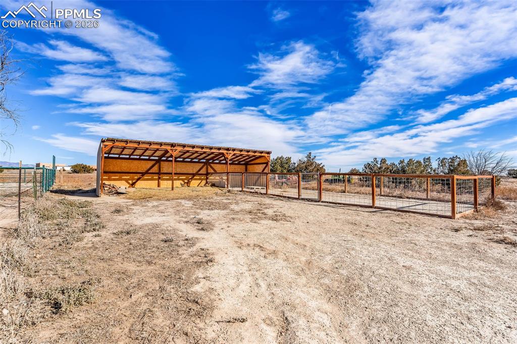 Image 46 of 48: Yard