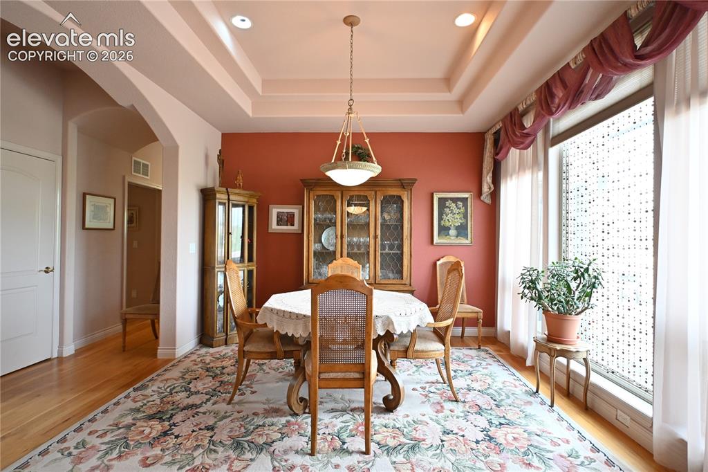 Image 11 of 48: Dining Area