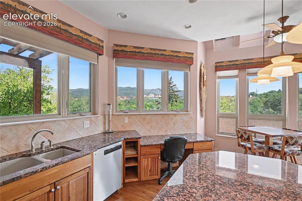 Image 14 of 48: Kitchen