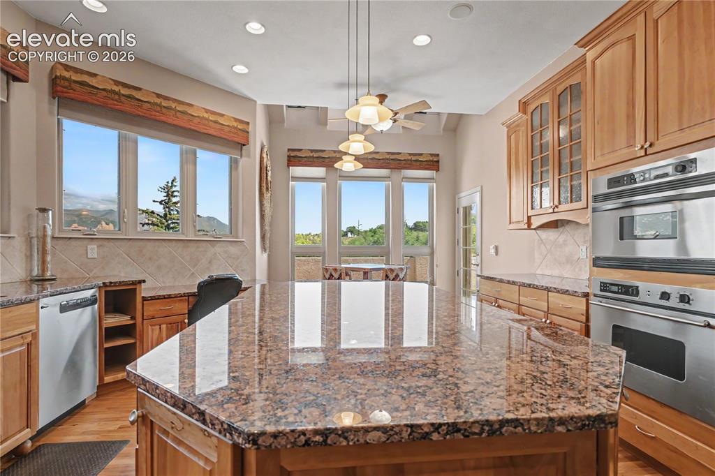 Image 15 of 48: Kitchen