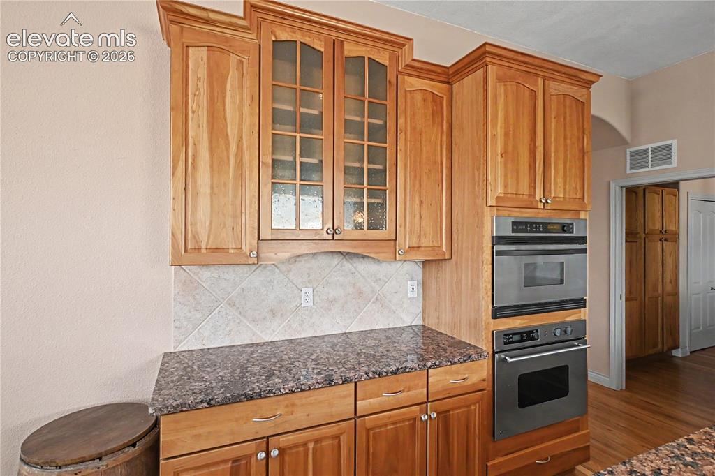 Image 16 of 48: Kitchen