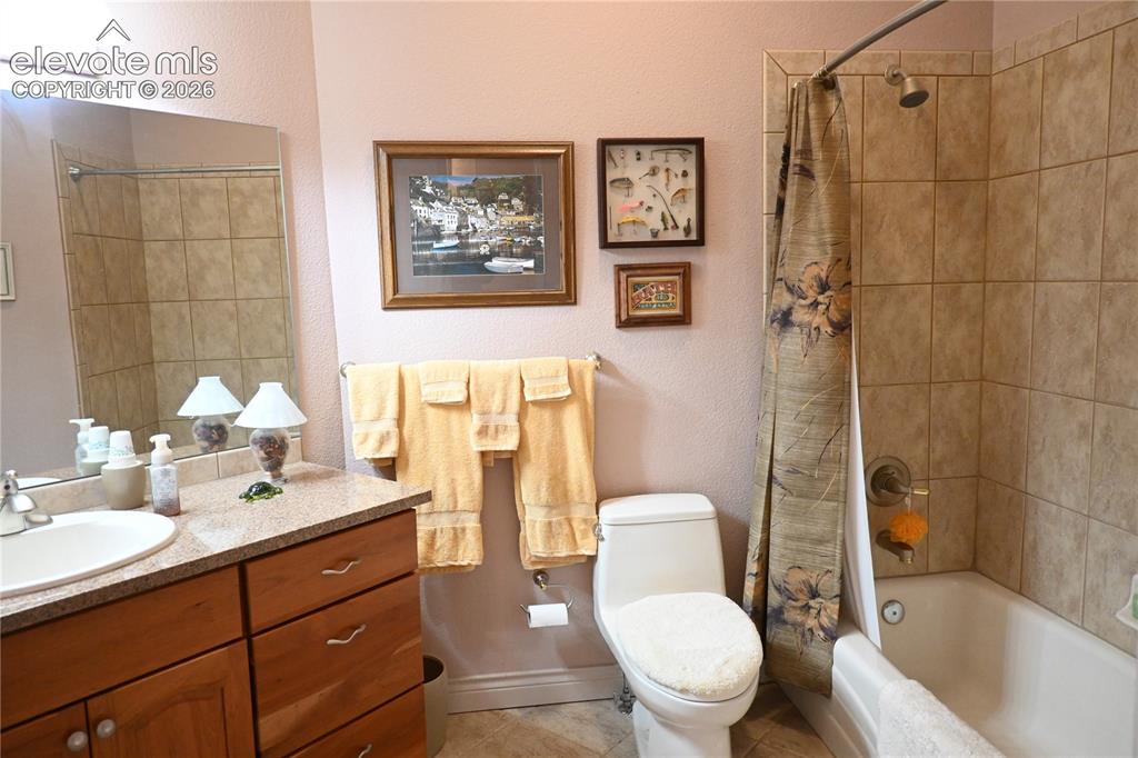 Image 24 of 48: Bathroom