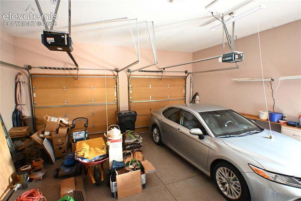 Image 46 of 48: Garage