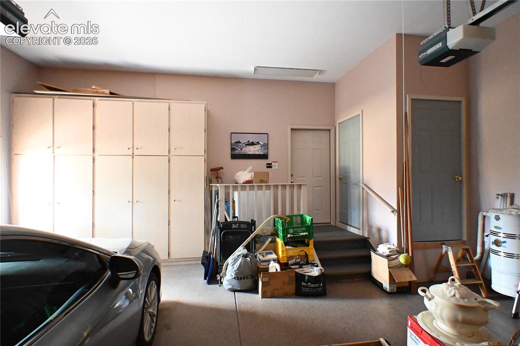 Image 47 of 48: Garage