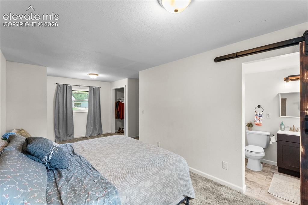 Image 16 of 21: Bedroom