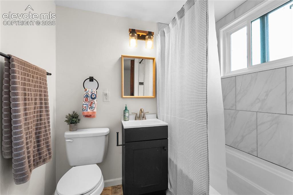 Image 17 of 21: Bathroom