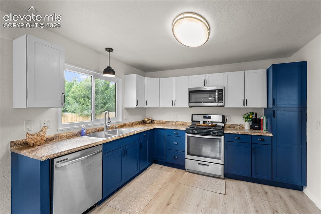 Image 5 of 21: Kitchen