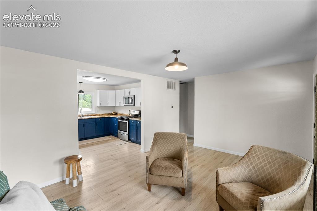 Image 8 of 21: Sitting Room