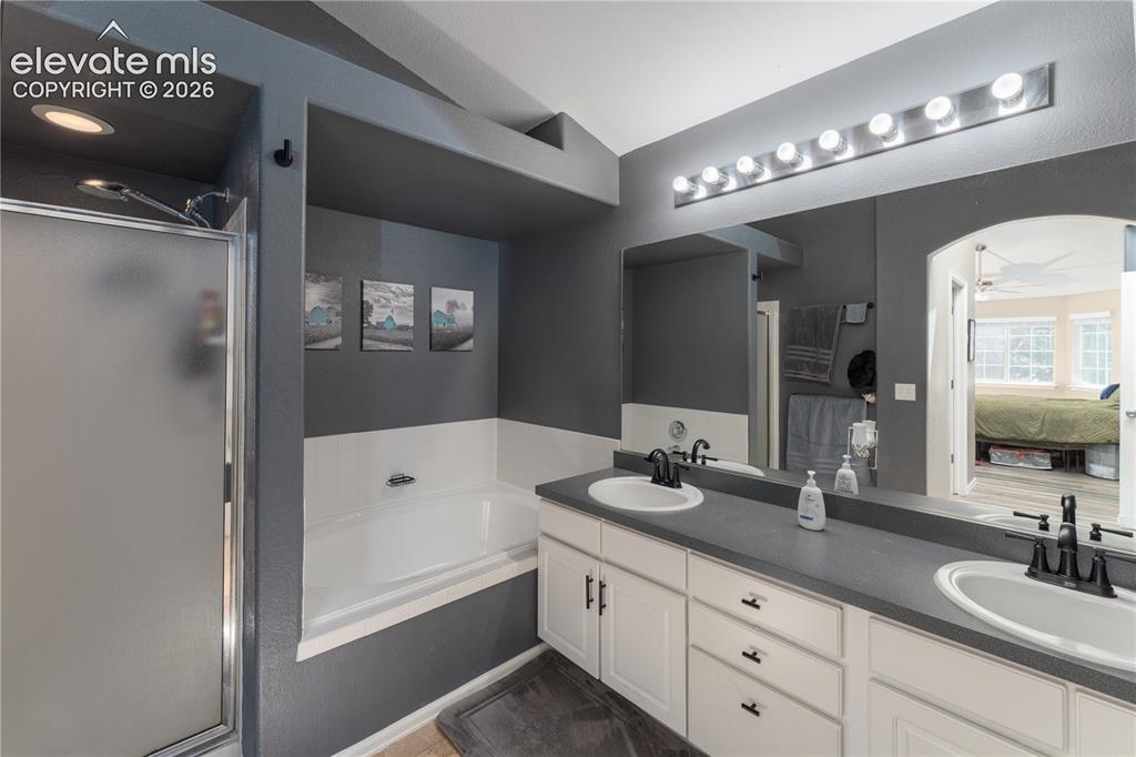 Image 10 of 20: Bathroom