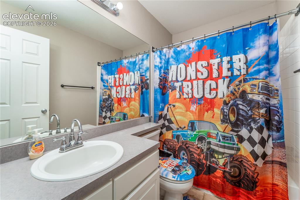 Image 14 of 20: Bathroom
