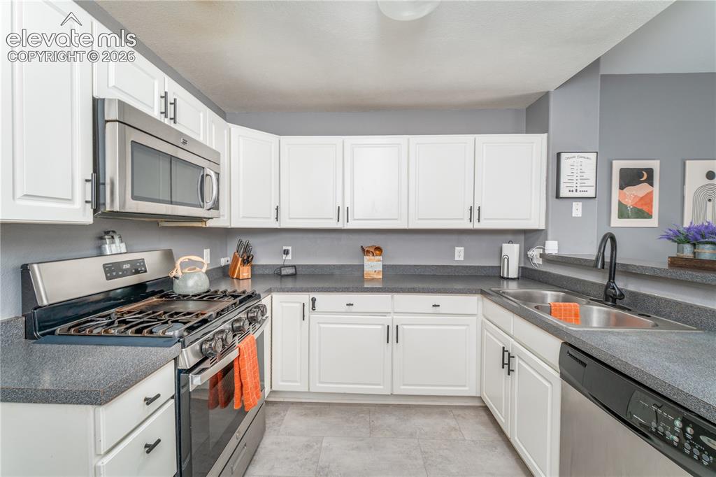 Image 4 of 20: Kitchen