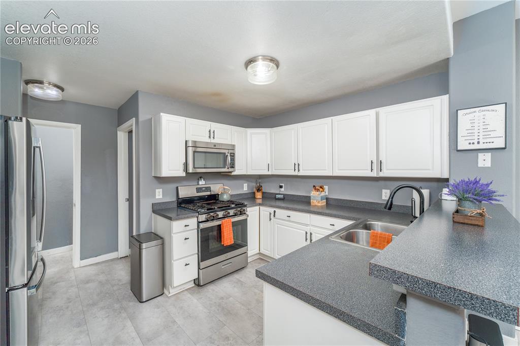 Image 5 of 20: Kitchen
