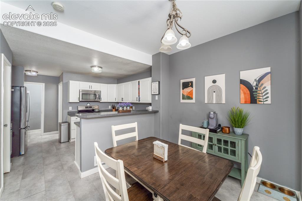 Image 6 of 20: Dining Area