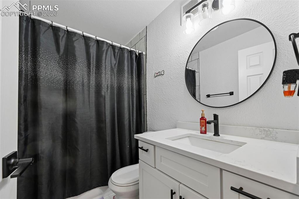 Image 16 of 45: Bathroom