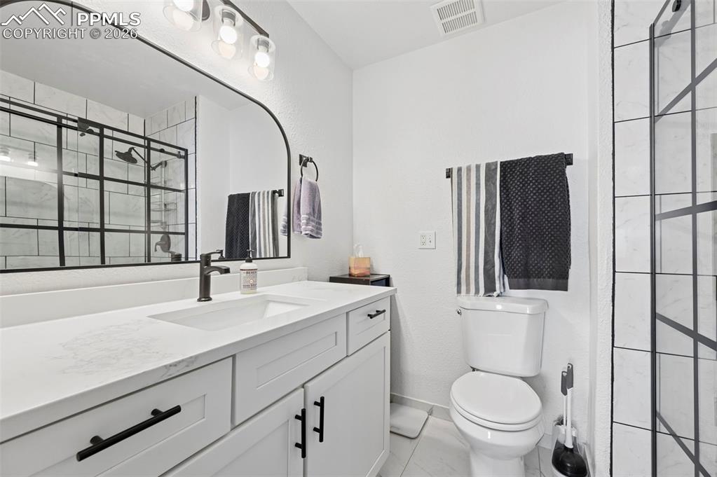 Image 19 of 45: Bathroom