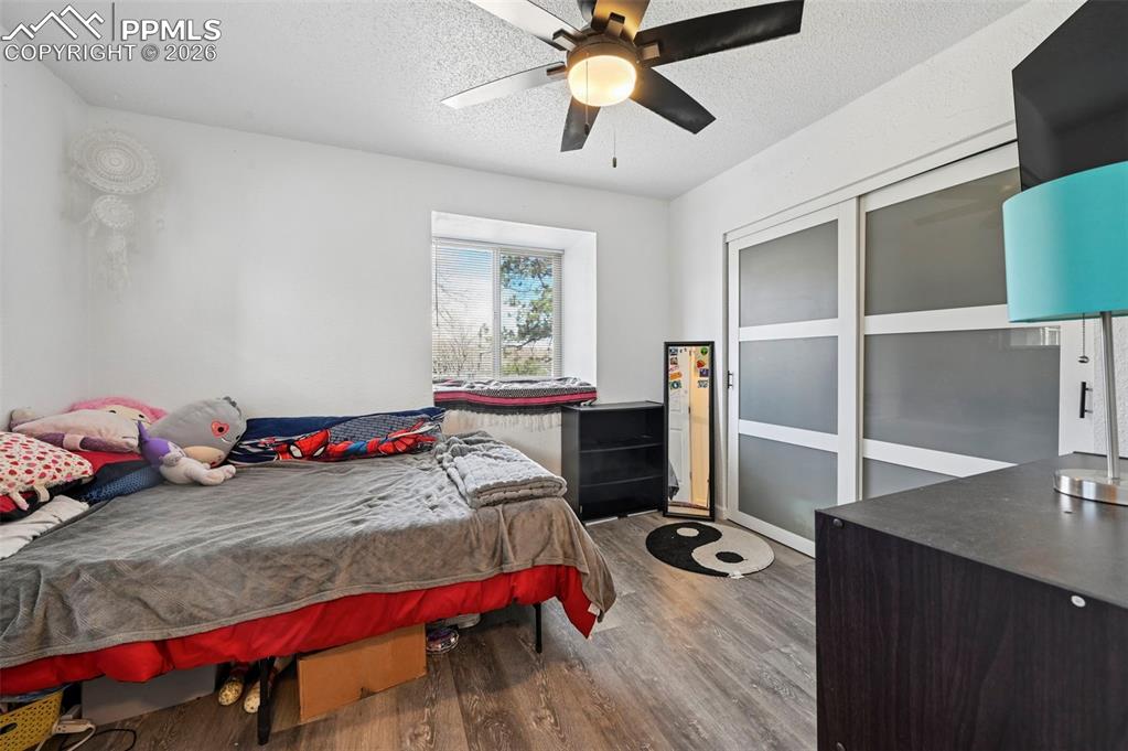 Image 25 of 45: Bedroom