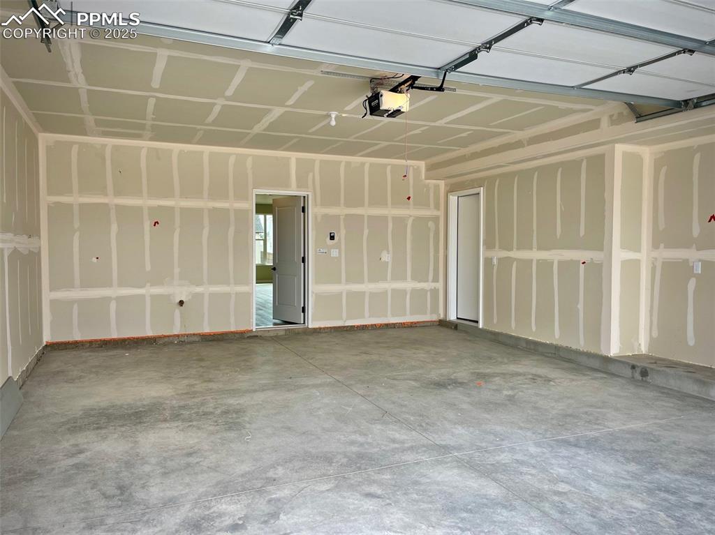 Image 10 of 29: Garage