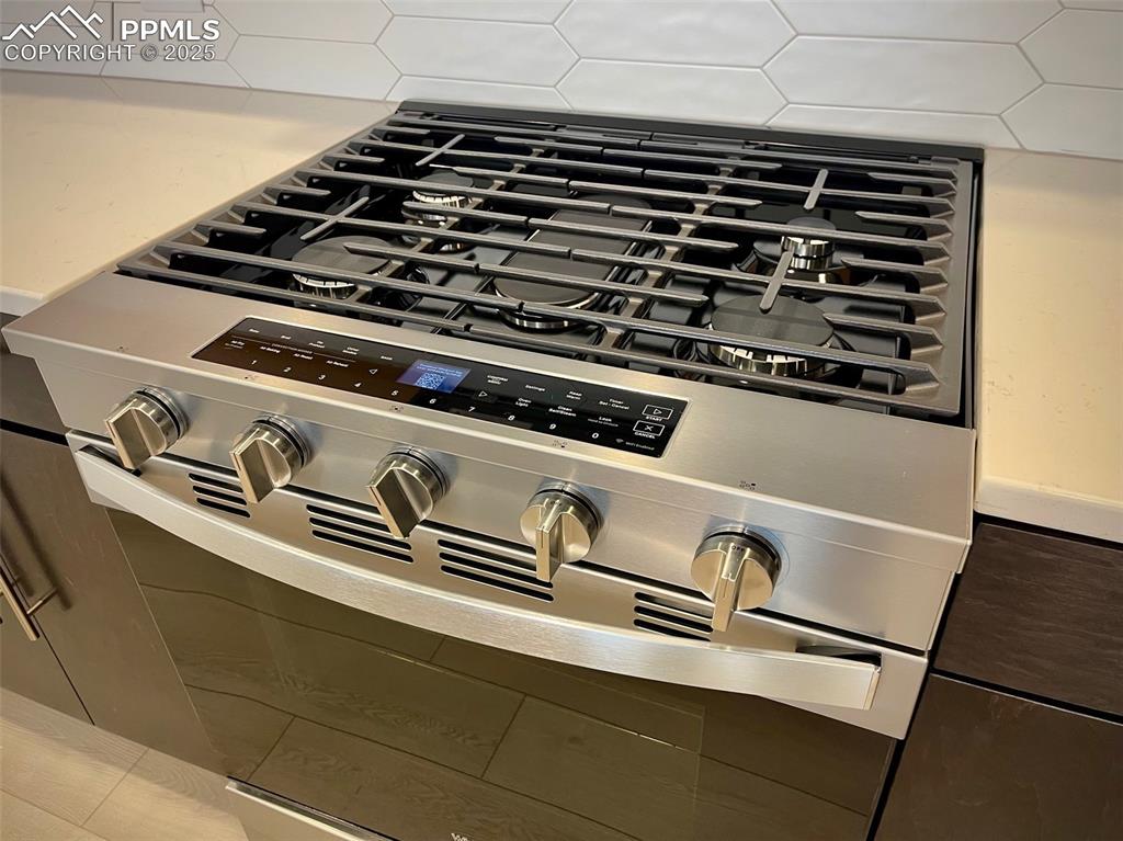 Image 19 of 29: Kitchen