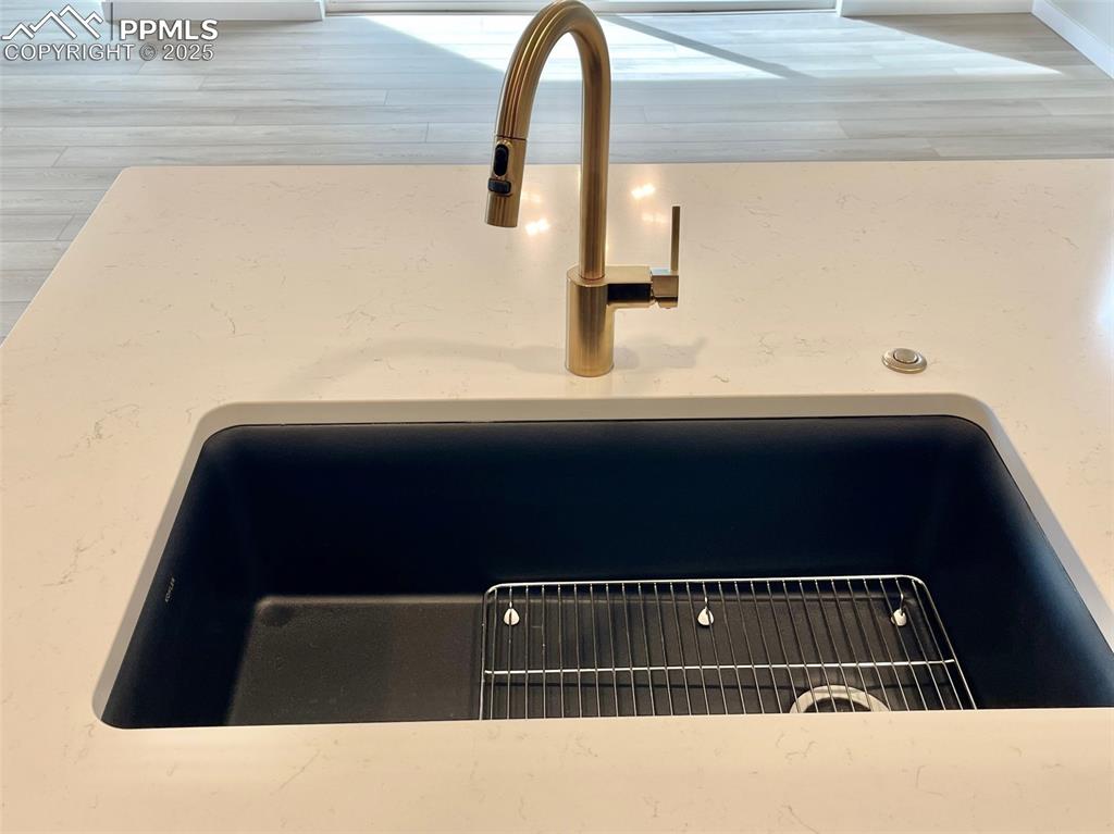 Image 20 of 29: Kitchen