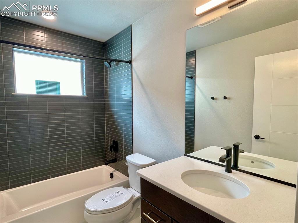 Image 4 of 29: Secondary bath