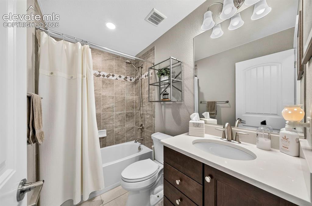 Image 11 of 33: Bathroom
