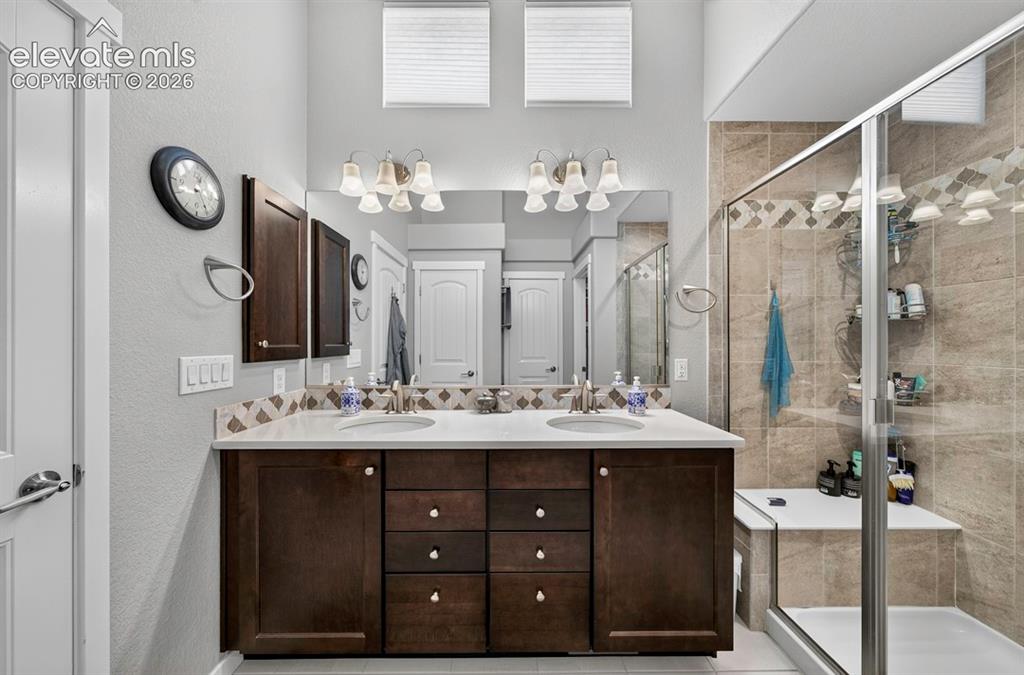 Image 15 of 33: Bathroom