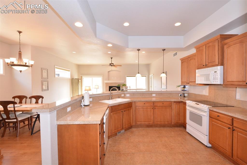 Image 12 of 50: Kitchen