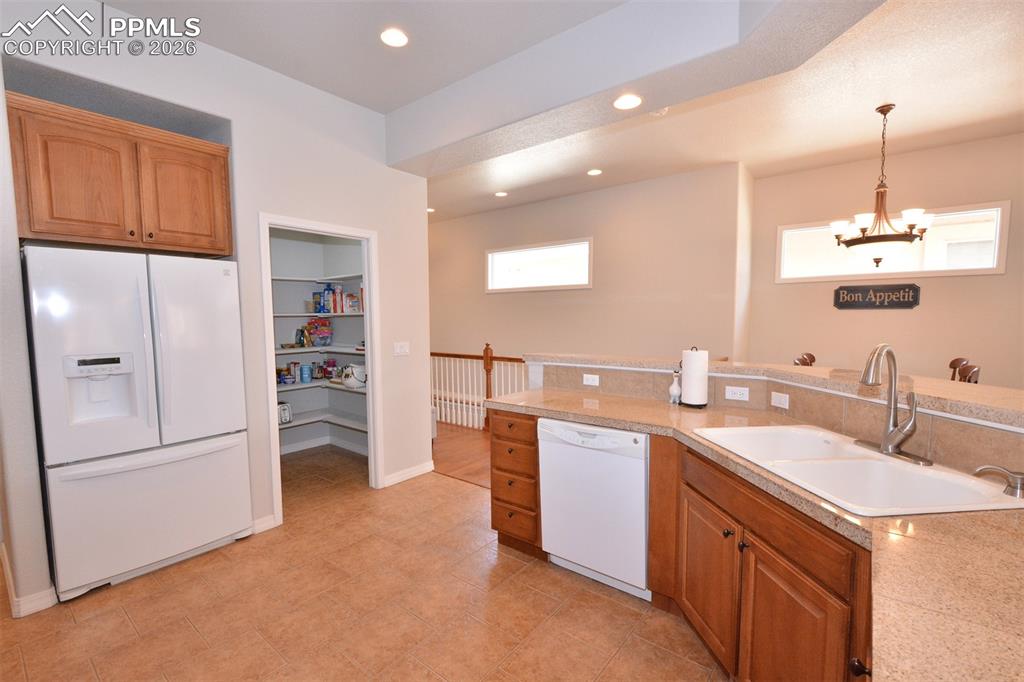 Image 13 of 50: Kitchen