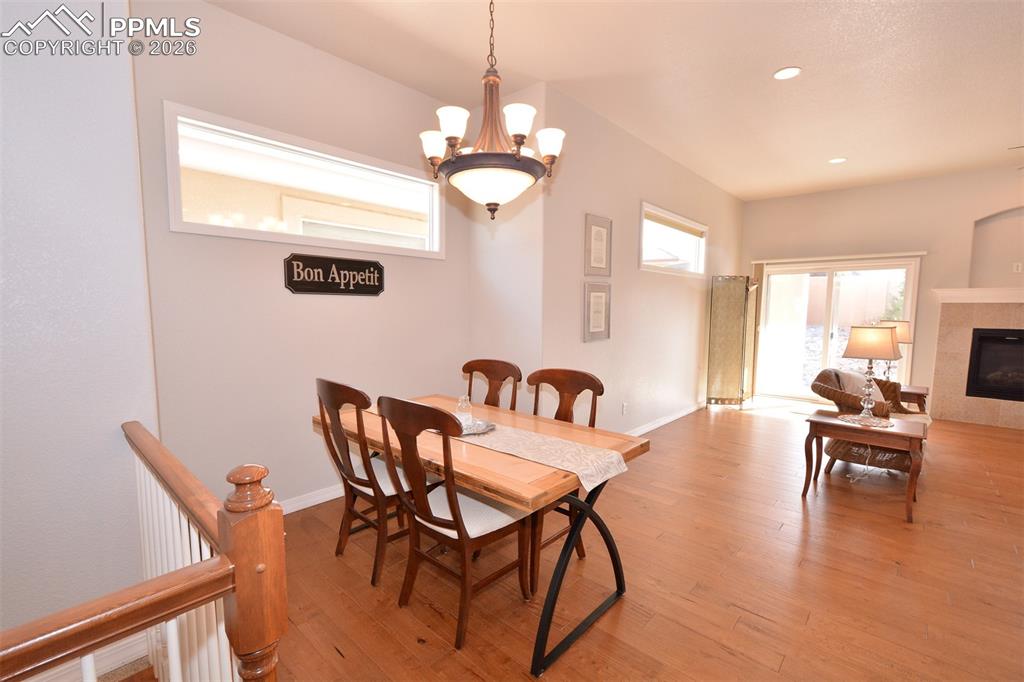 Image 15 of 50: Dining area