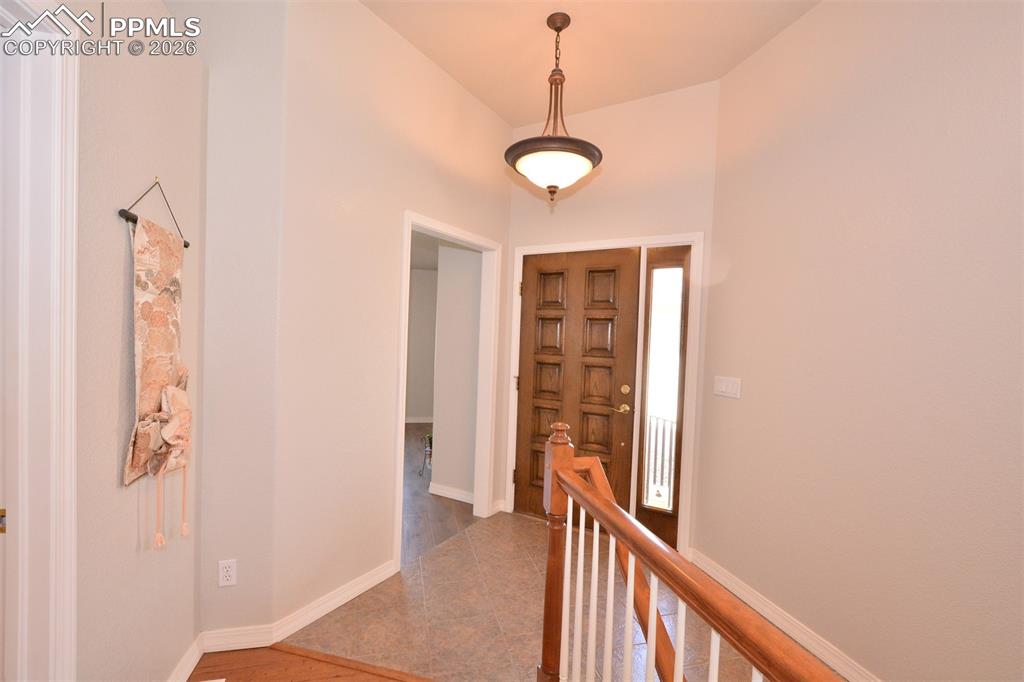 Image 5 of 50: Interior entry