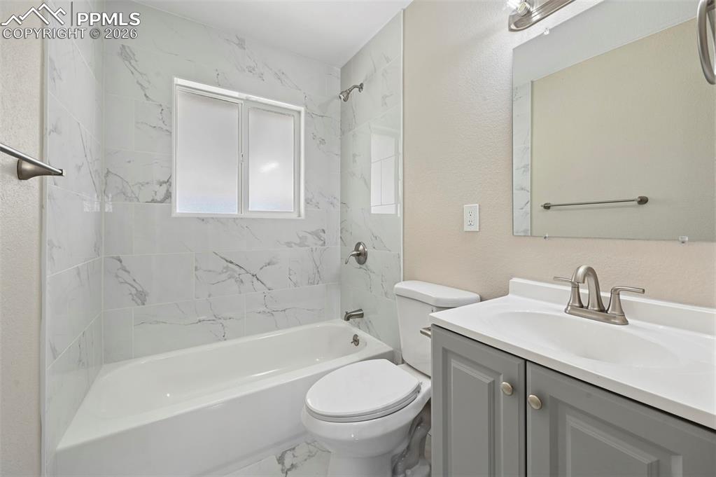 Image 15 of 28: Bathroom