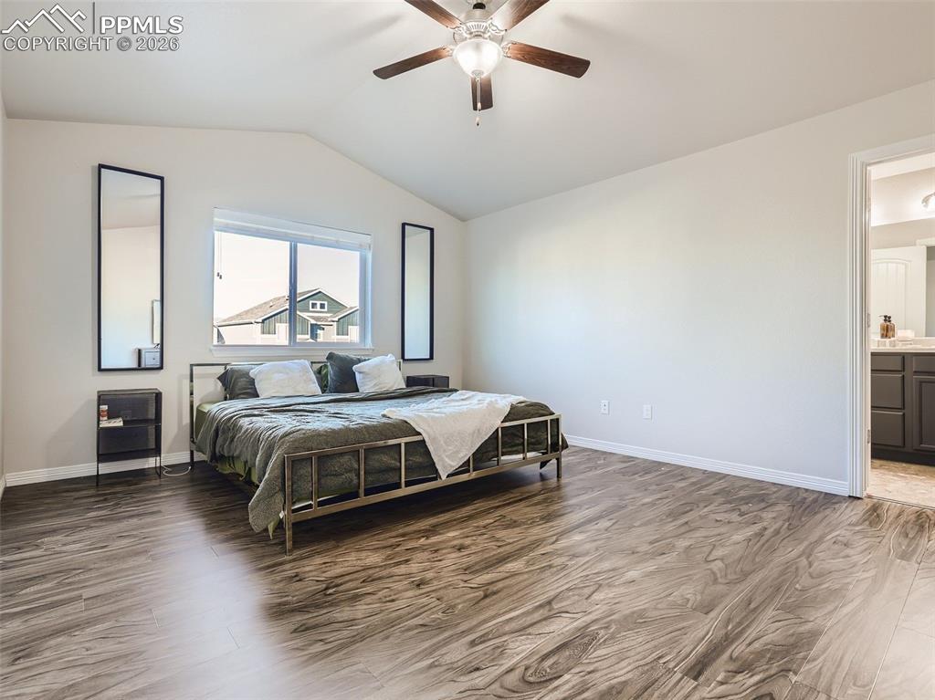 Image 13 of 27: Bedroom