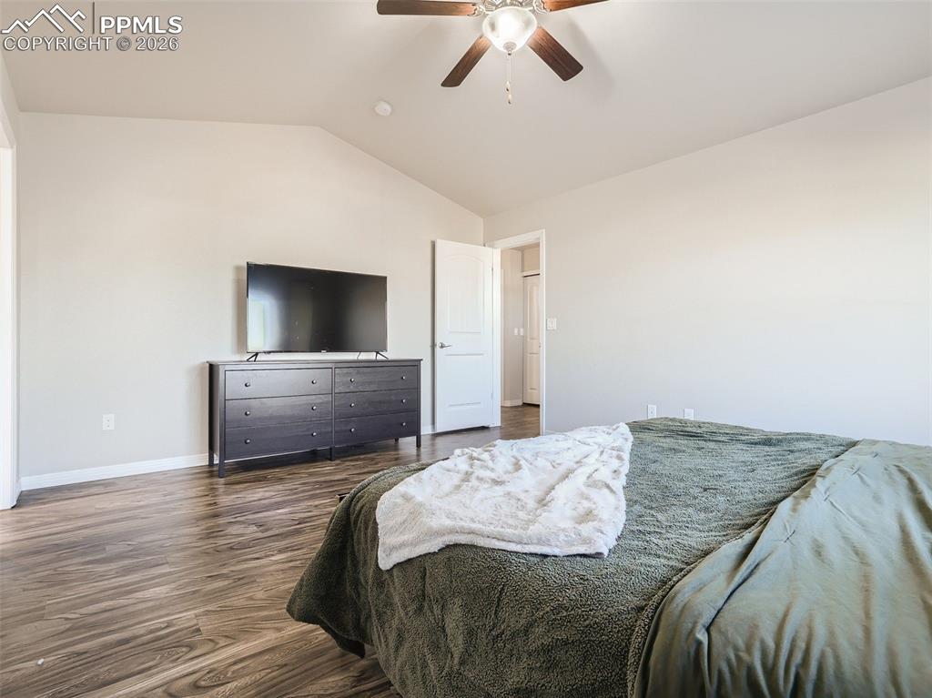 Image 14 of 27: Bedroom