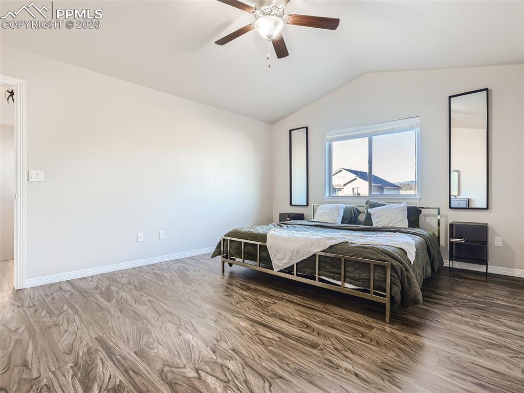 Image 15 of 27: Bedroom